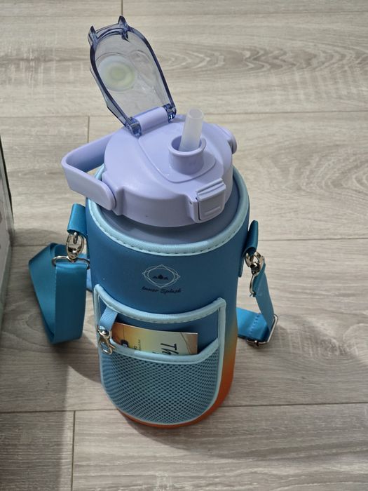 Sticlă de apă Inner Splash 2L cu pai gradat și husă – mov, albastru, p