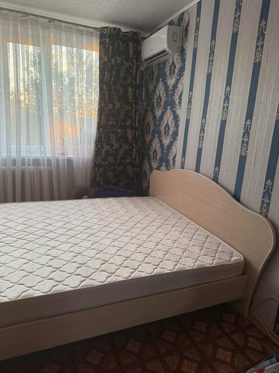 Двуспальная кровать (без матраса)