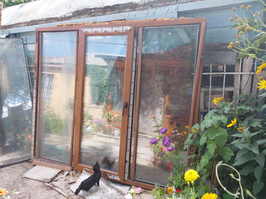 Б/У Пластиковая рама с створкой и стеклопакетами