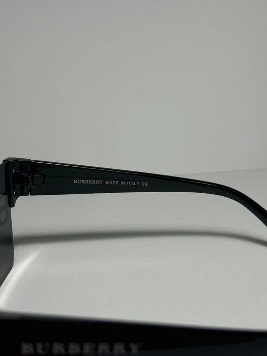 Ochelari de soare Burberry unisex – stil futurist