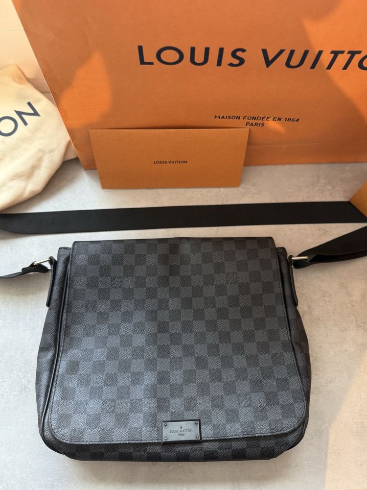 Louis Vuitton district MM Shoulder bag , мъжка чанта, ТОП!