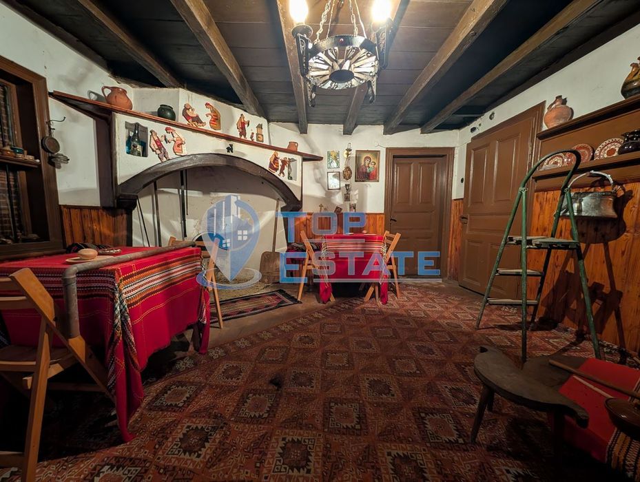 Двуетажна автентична къща с голям двор в село Лесичарка