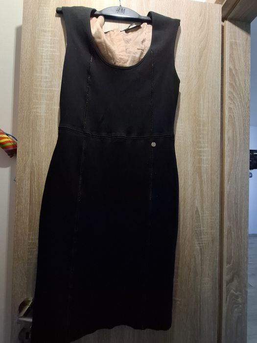 Дамска черна рокля до коляно