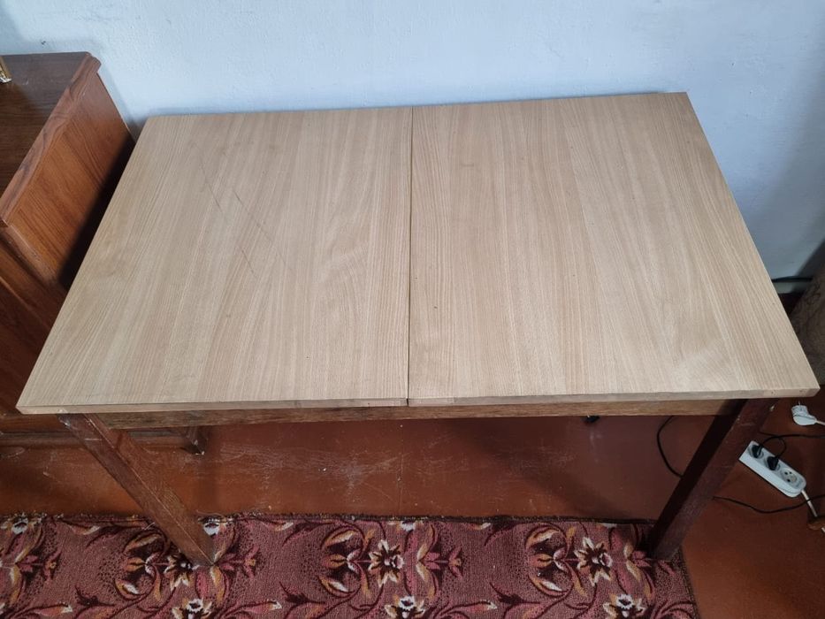 Стол обеденный .