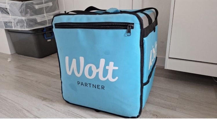 Сумка курьера Wolt