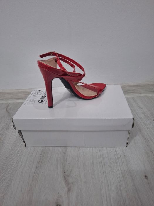 Vand sandale de ocazie