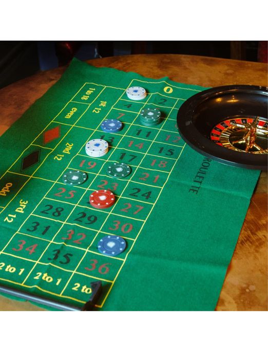 set complet pentru seară de jocuri casino – poker, blackjack, ruletă