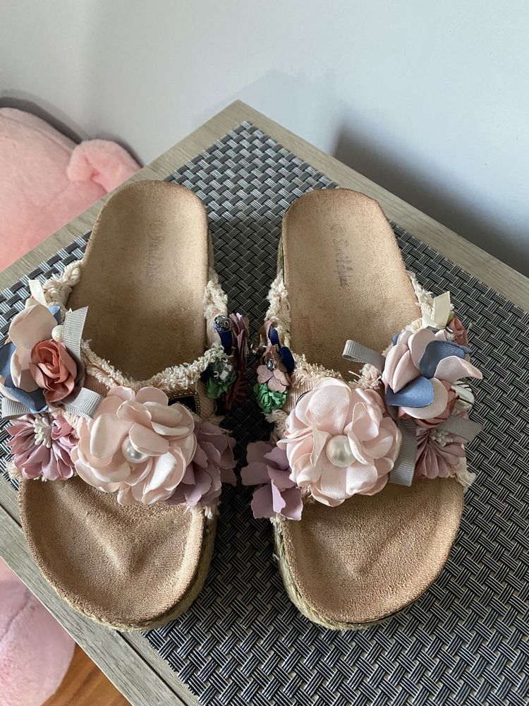Papuci cu flori roz