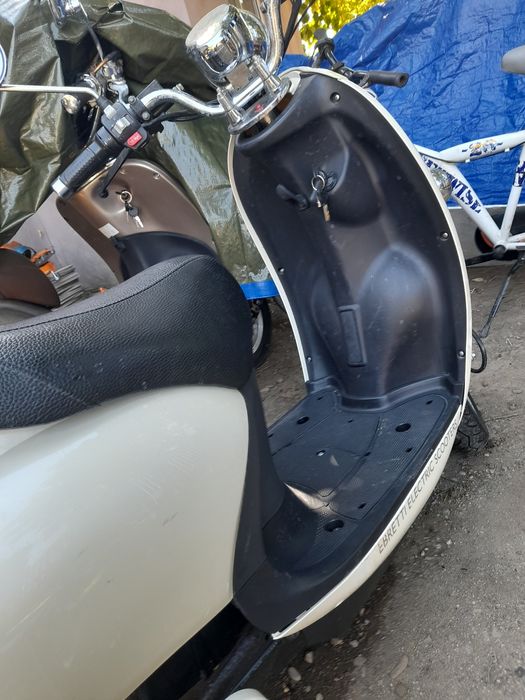 Vind 2 scutere unul electric și unul benzina