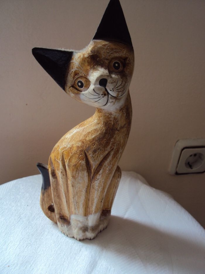Продавам котета - дървени и порцеланови . изработено от дърво