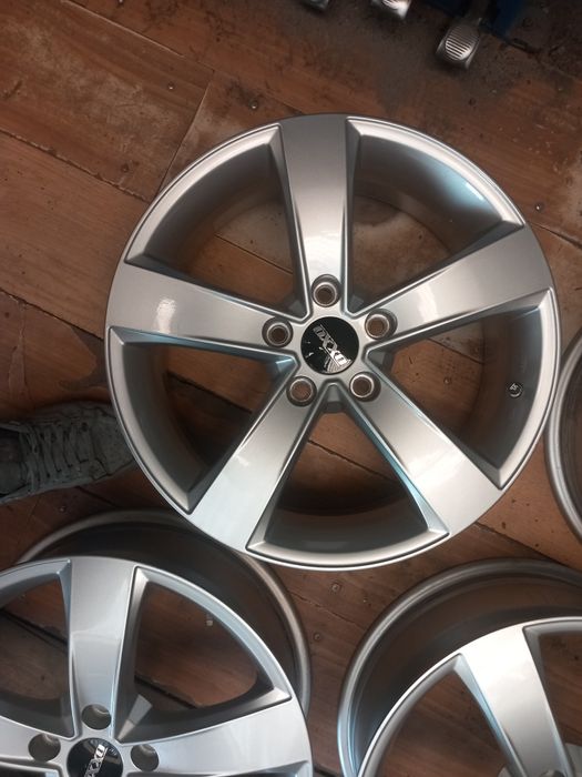 Jante r17 5x114.3 et 50 cb 67.1 mazda toyota Hyundai kia nissan etc