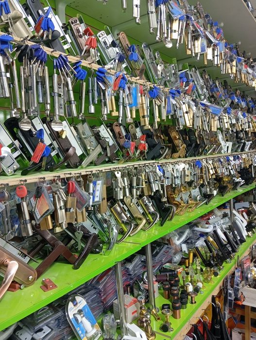 Вскрытие дверей и ремонт замков  установка замков| 24/7 быстро и без п