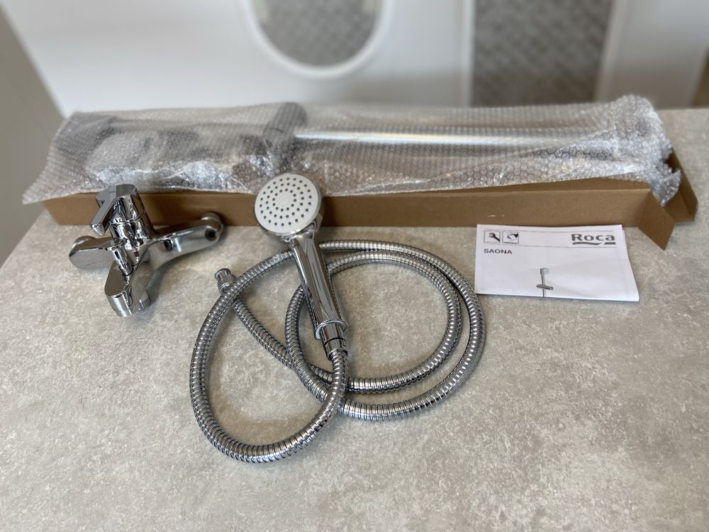 Set baterii dus Roca: baterie lavoar, baterie cada, para dus