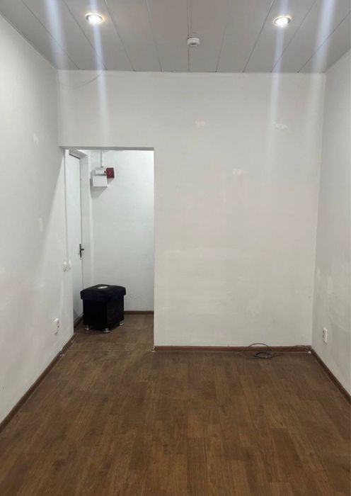 Продается коммерческое помещение, первая линия Чиланзар, торг центр