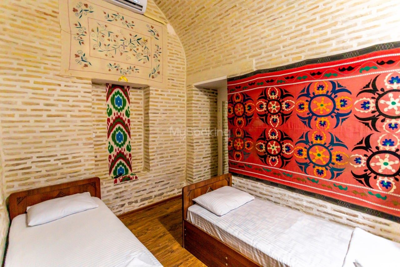 Arzon hotel. Labi hovuz yonida joylashgan 18-asr Carvon Saroyi