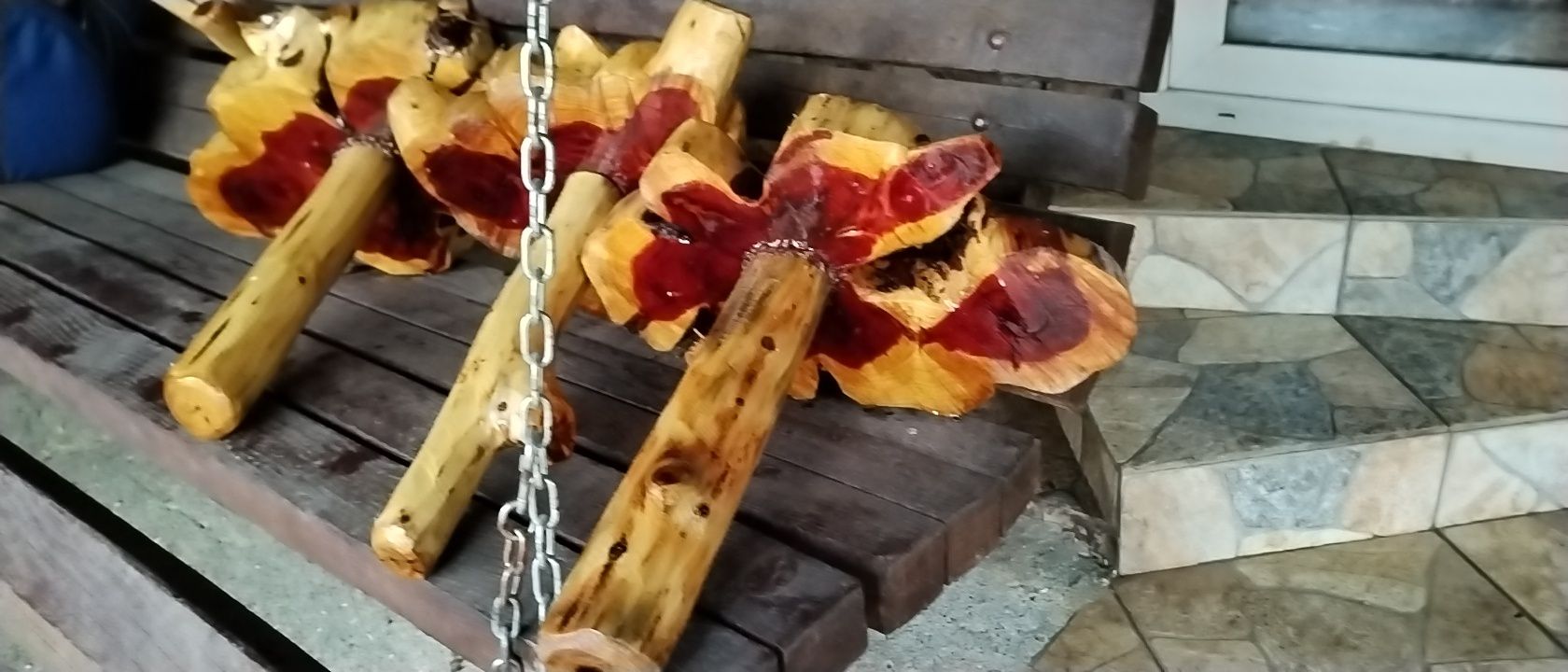 Suporți rustici, din lemn.