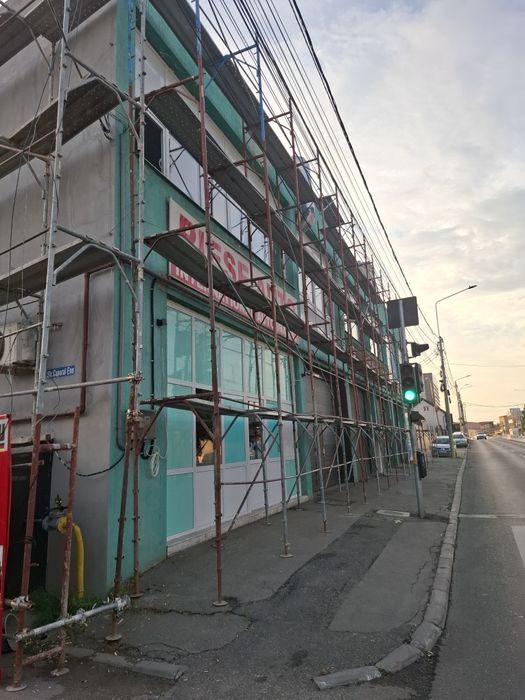 Închiriez schela îngustă și popii metalici
