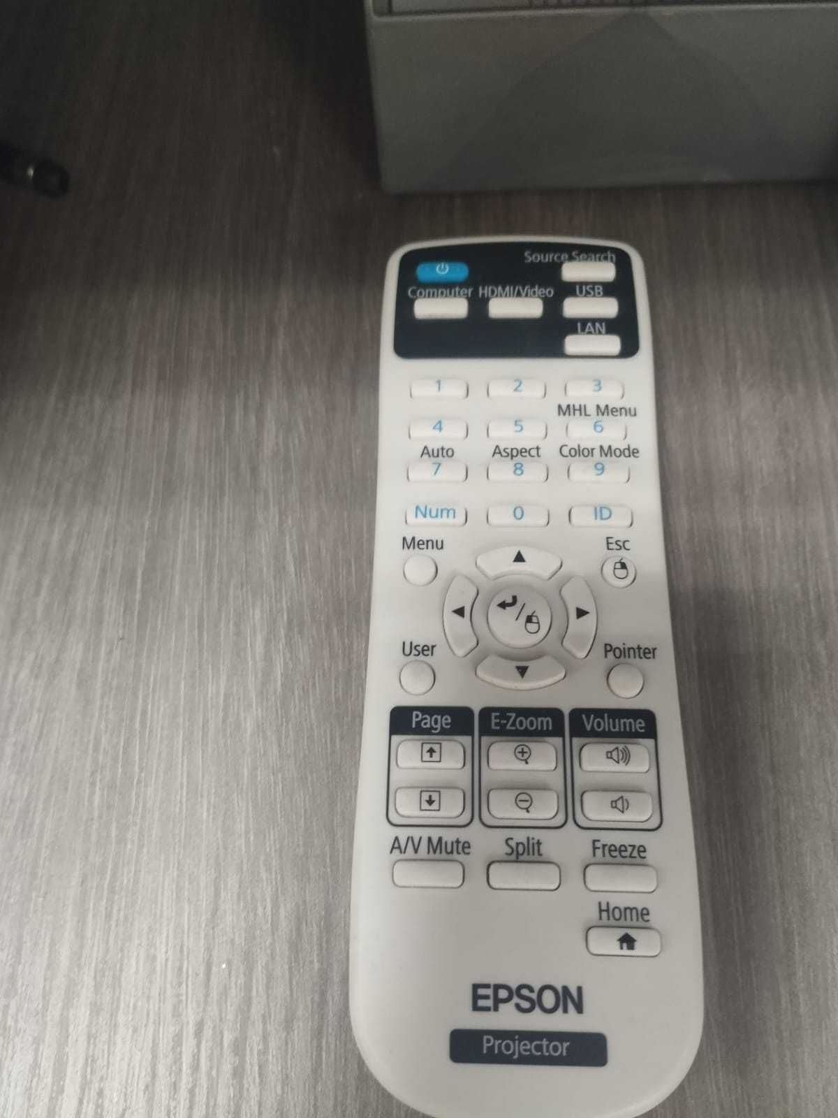 Проектор Epson EB X05 +  Экран на треноге