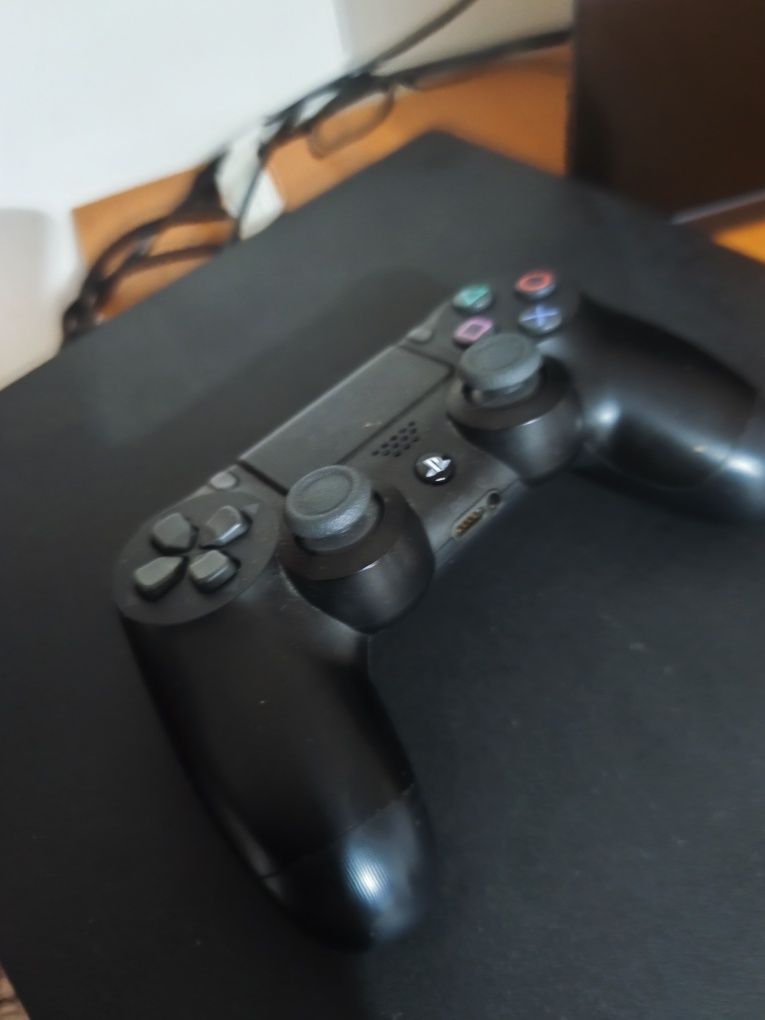 Play station 4 pro. Folosit de câteva ori