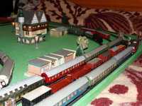 Diorama trenulet electric TT 12 mm, 1:120, locomotive, vagoane, macaze