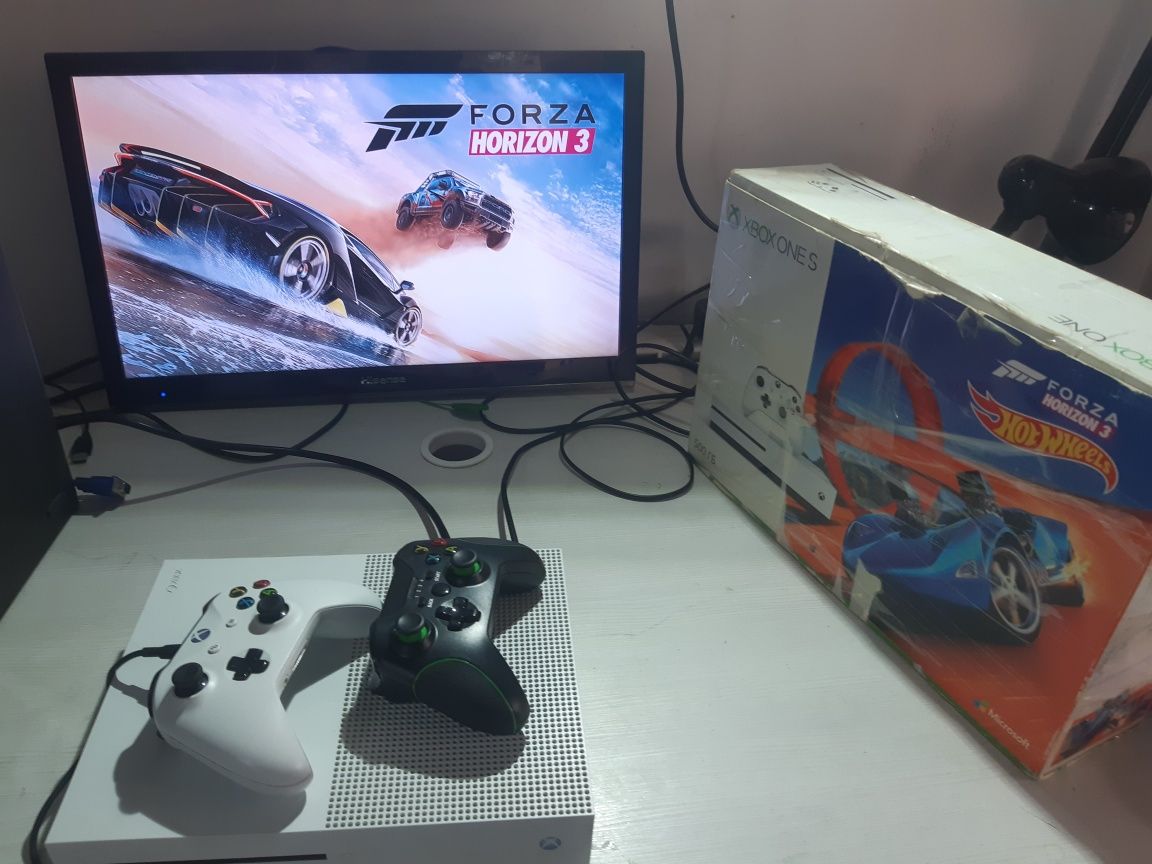 Xbox One S продаётся. 2 дж. Около 10 игр. Гта5, Уфс4, Мартол комбат Го