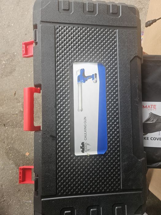 Pistol cu acumulator pentru silicon