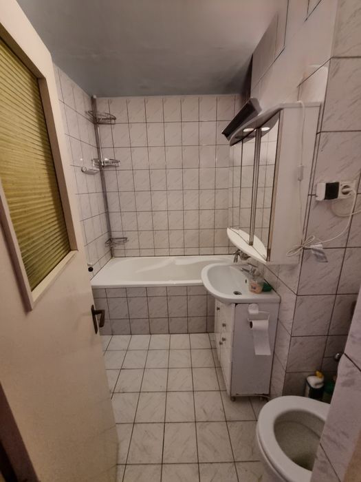 Vând apartament 4 cam, central, două băi et 3/4