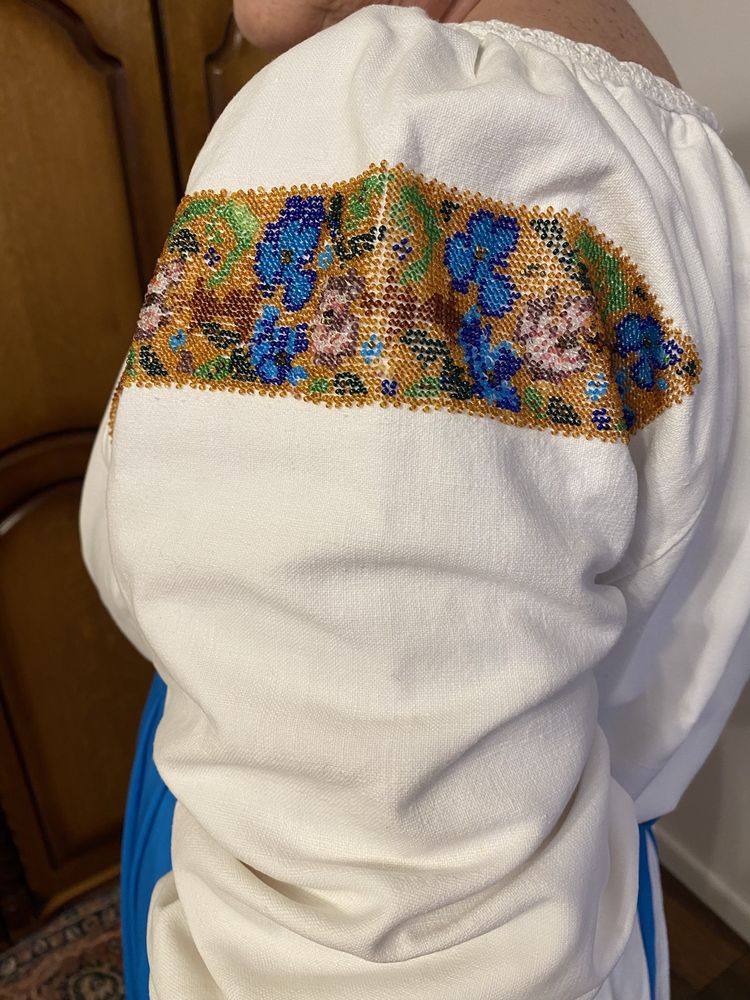 Costum popular cu margele