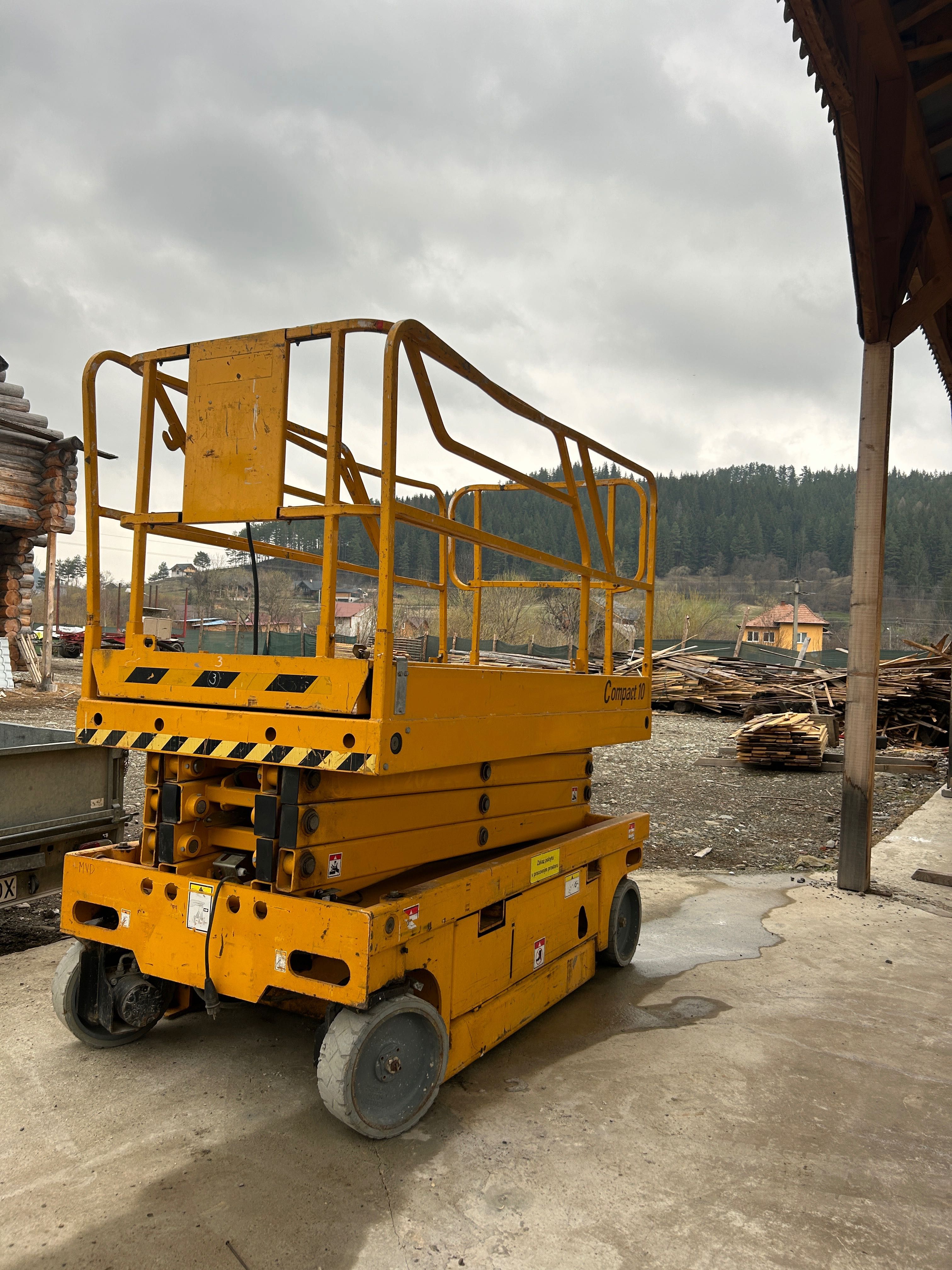 Nacela electrică,tip foarfecă COMPACT 10 de închiriat