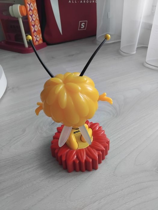 Lampa de veghe, albinuta Maya