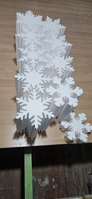Снежинки  из пенопласта