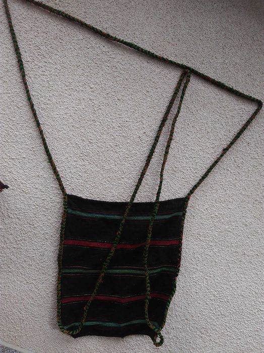 Автентични  фолклорни вещи: торбички, люлка/цедилка и черга/пътека