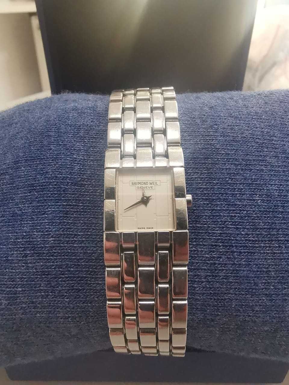 Продавам дамски часовник Raymond Weil