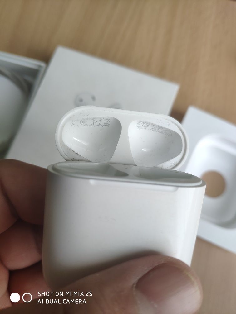 Продам оригинальные кейс от airpods 2