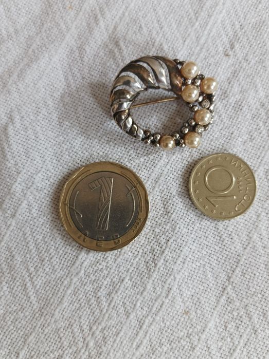Сребърна брошка с перлички и бели кристали