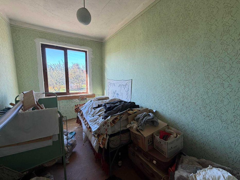 Двуетажна тухлена къща с голям двор, гараж и кладенец в с. Поликраище