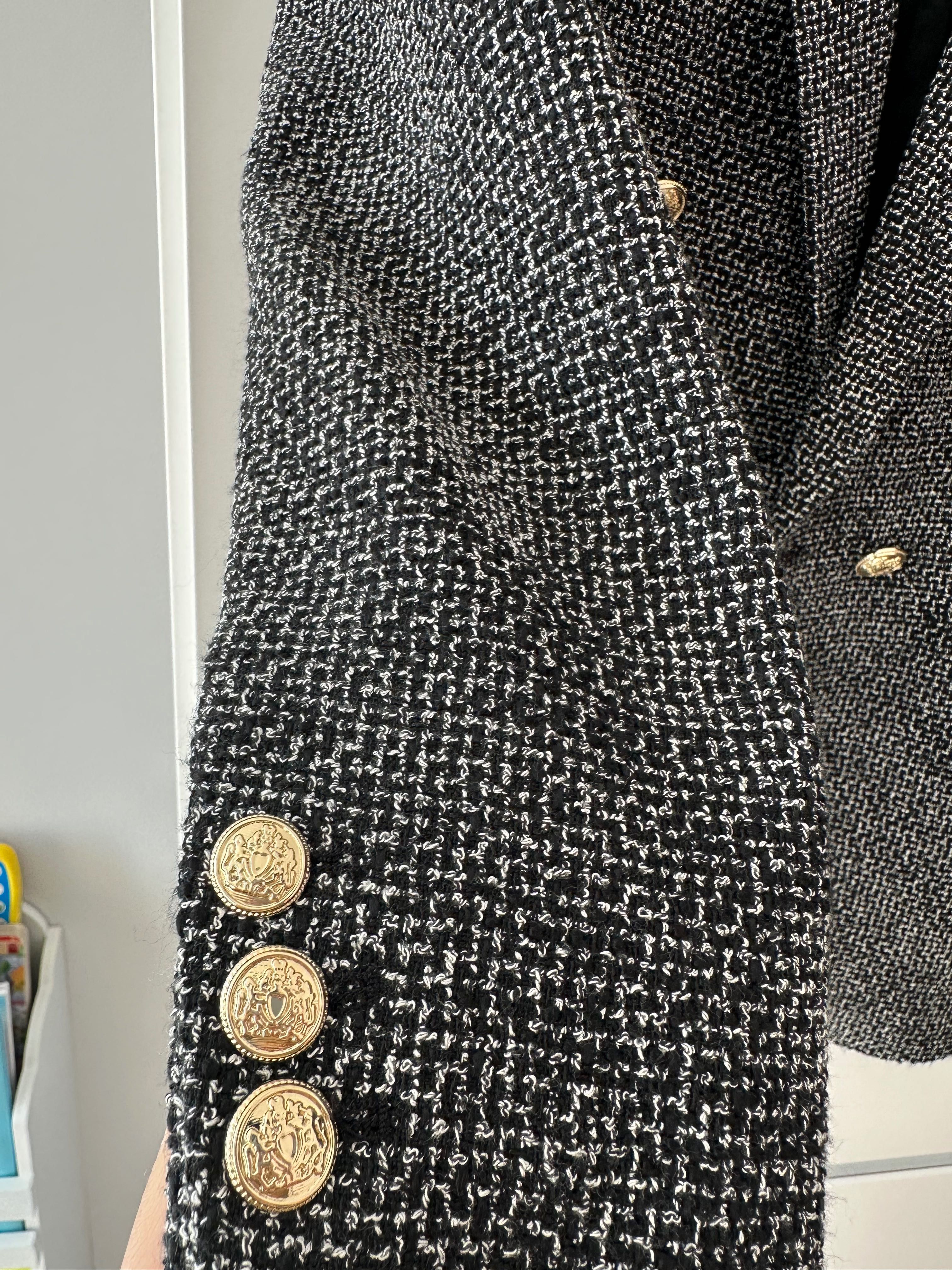 Разкошно туид сако със златни елементи ZARA