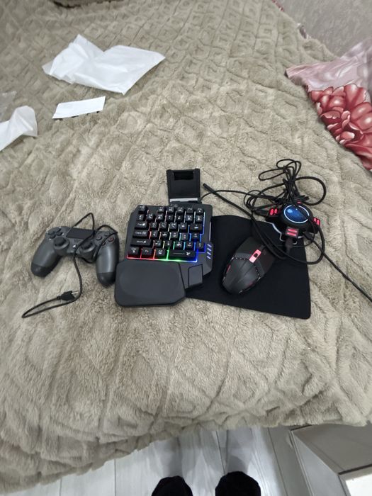 Продается клавиатура игровой и мышка игровой и джойстик и подставка