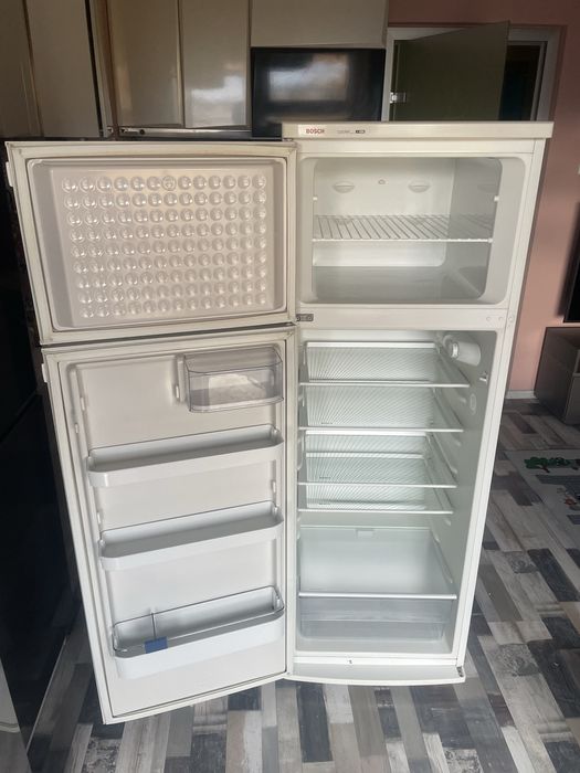 Хладилник BOSCH (БОШ) с горна камера