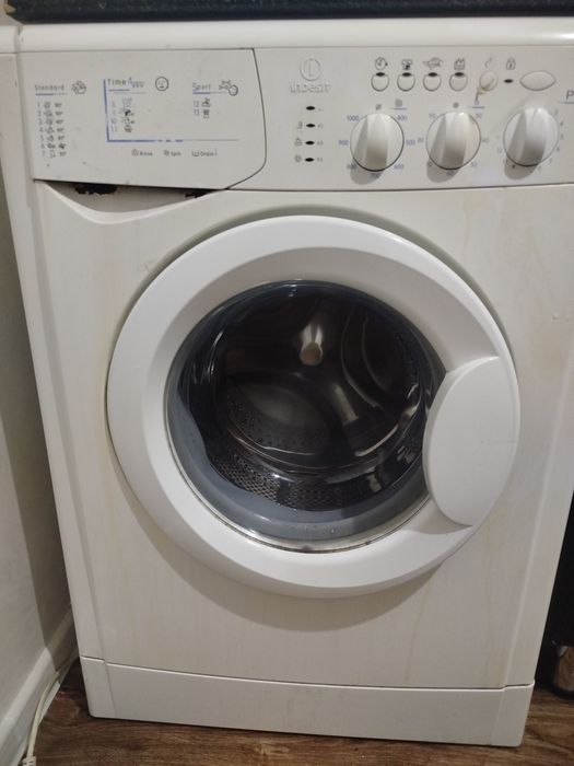 Продам стиральную машину На запчасти.Индизит