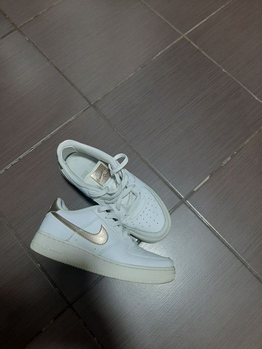 Vând adidași originali