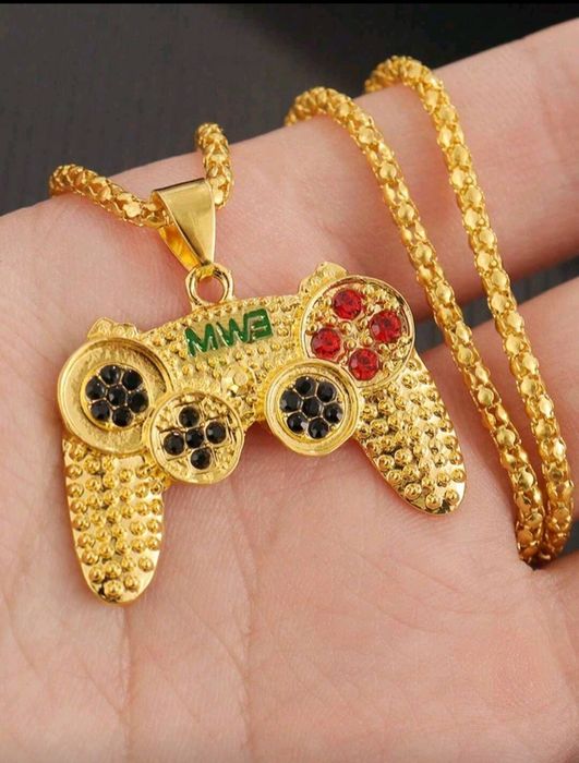 Colier auriu cu forma unei console.