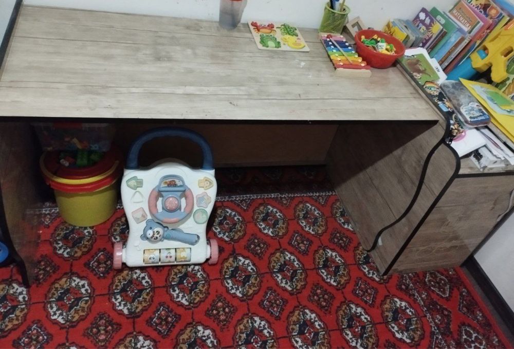 Kravat va dars uchun stol sotiladi