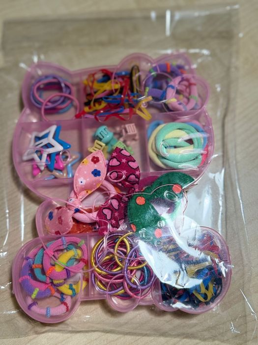 Cutie Hello Kitty cadou Craciun cu peste 400 elastice par colorate