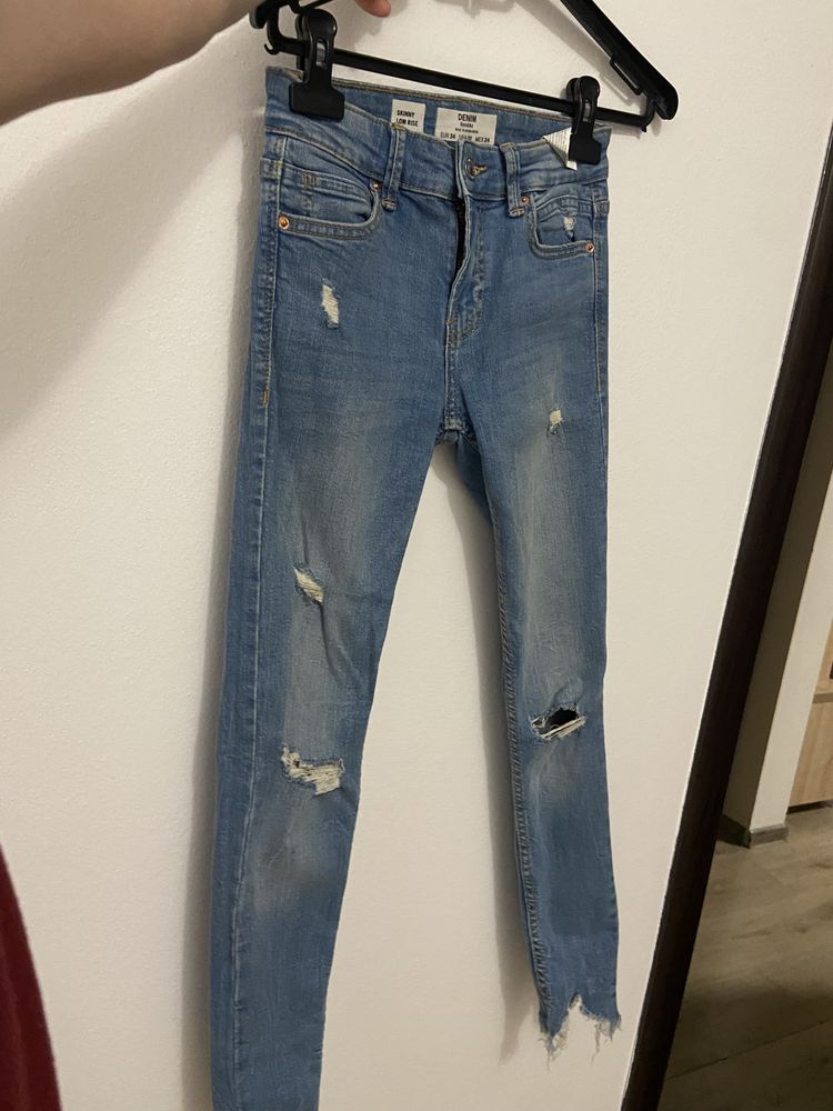 Blugi bershka xs
