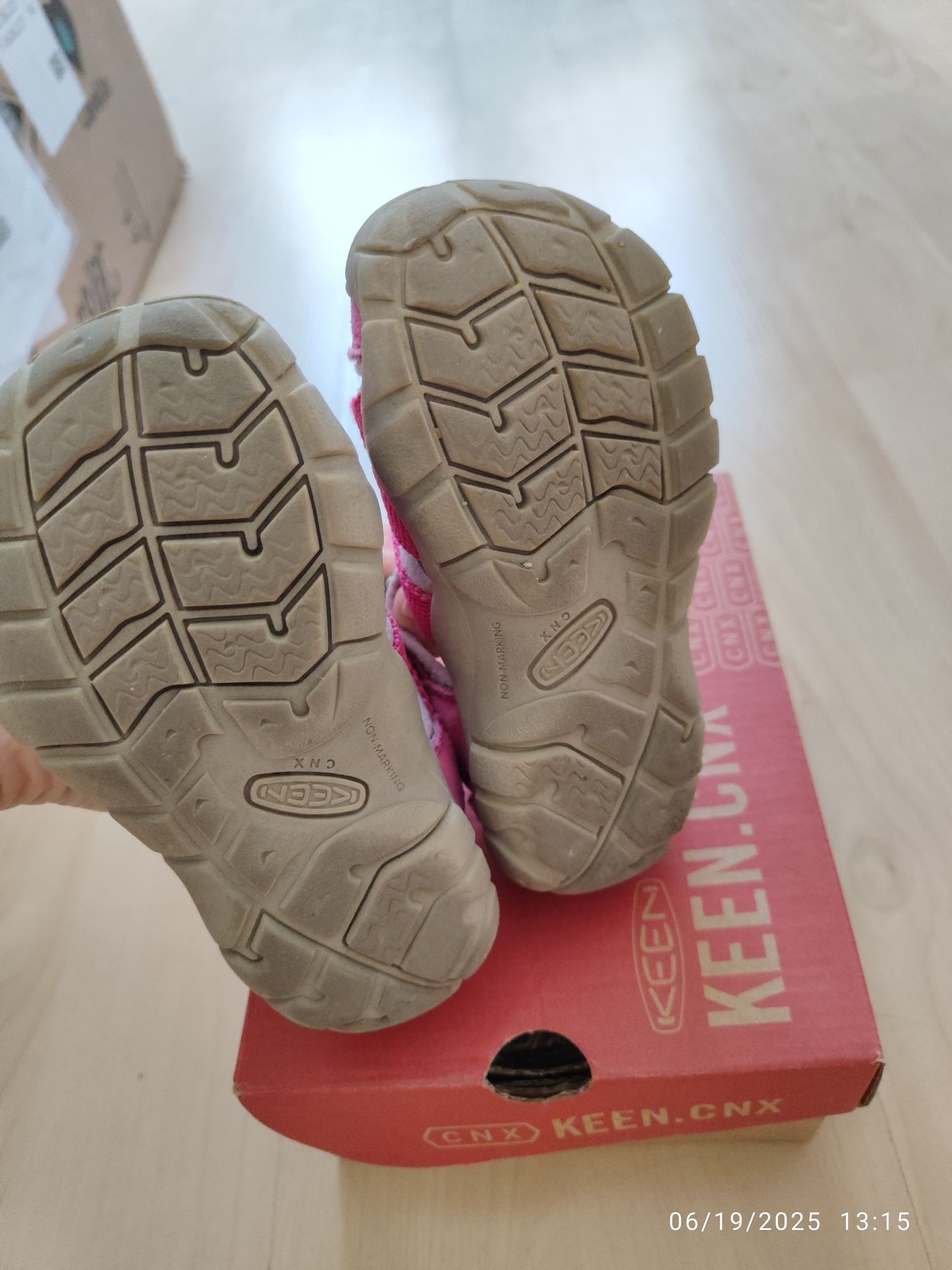 Продавам детски сандали Keen, номер 24