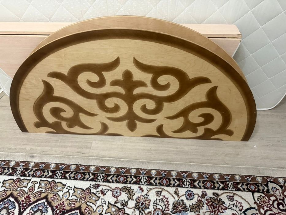 Стол курглый с орнаментом