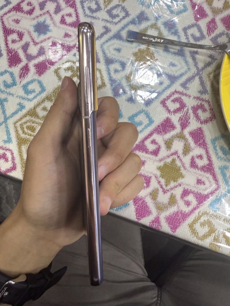 Продаётся Samsung Galaxy S21 5G