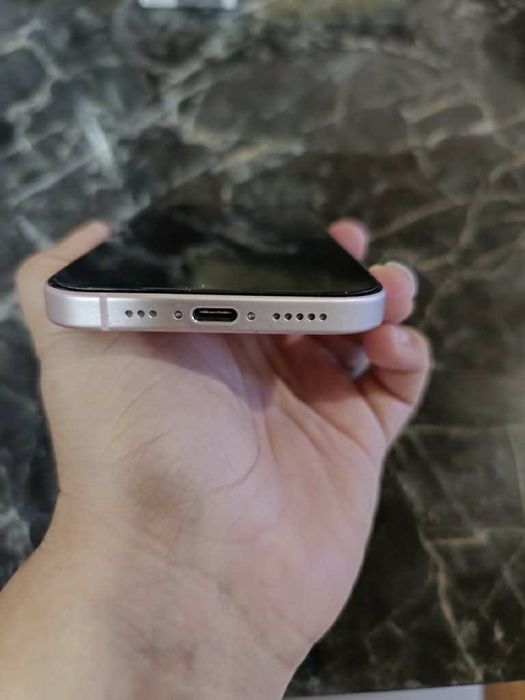 iPhone 15 с гаранция! Купих го Май месец като нов е !