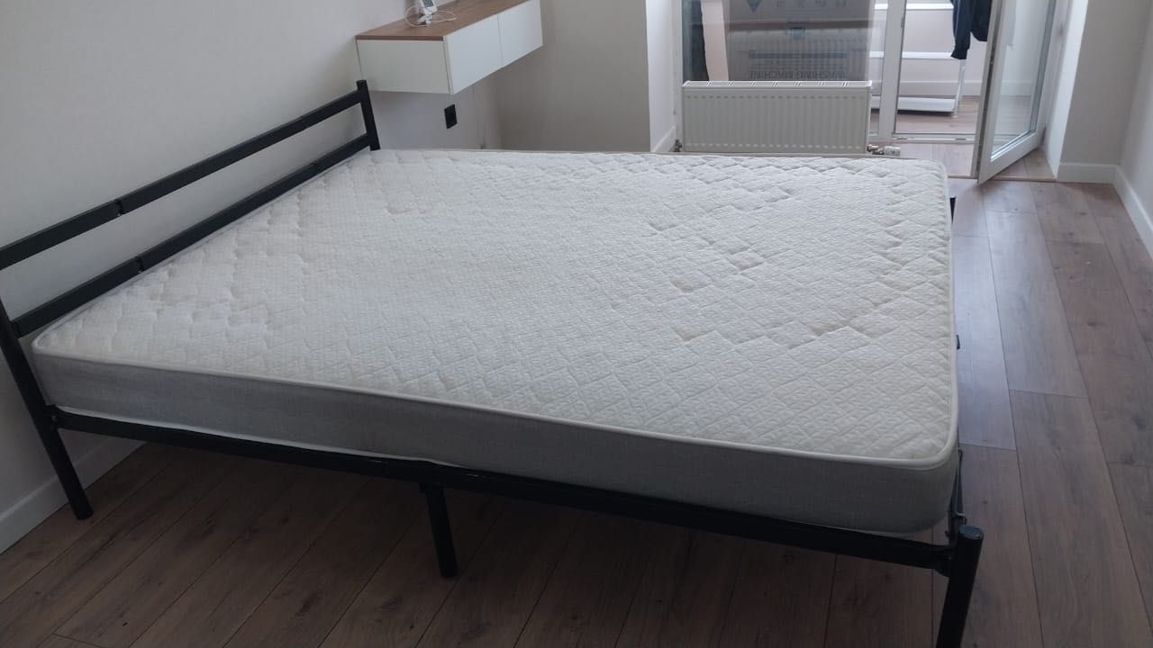 Продам железную кровать 160*200 с матрасом